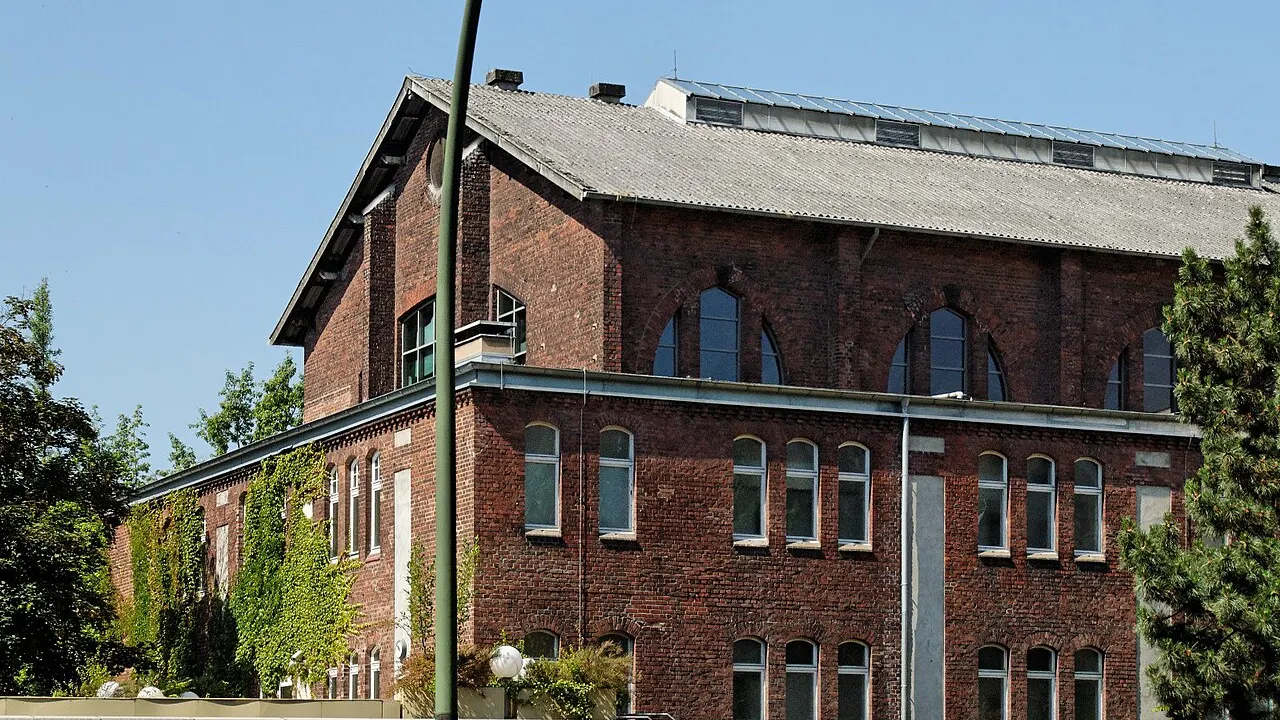 Backsteingebäude der Münster-Therme in Düsseldorf-Pempelfort mit Rundbogenfenstern und Satteldach, von Osten gesehen