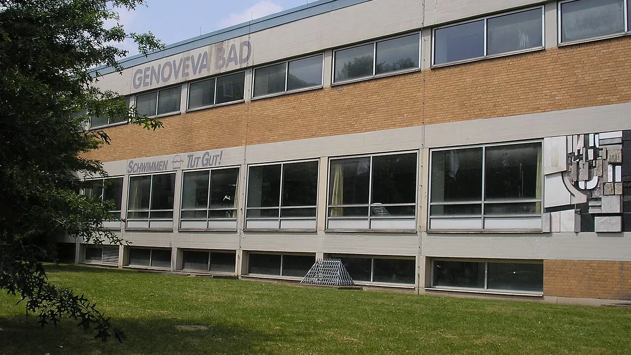 Fassade des Genovevabads in Köln-Mülheim mit dem Schriftzug Genoveva Bad und Schwimmen tut gut