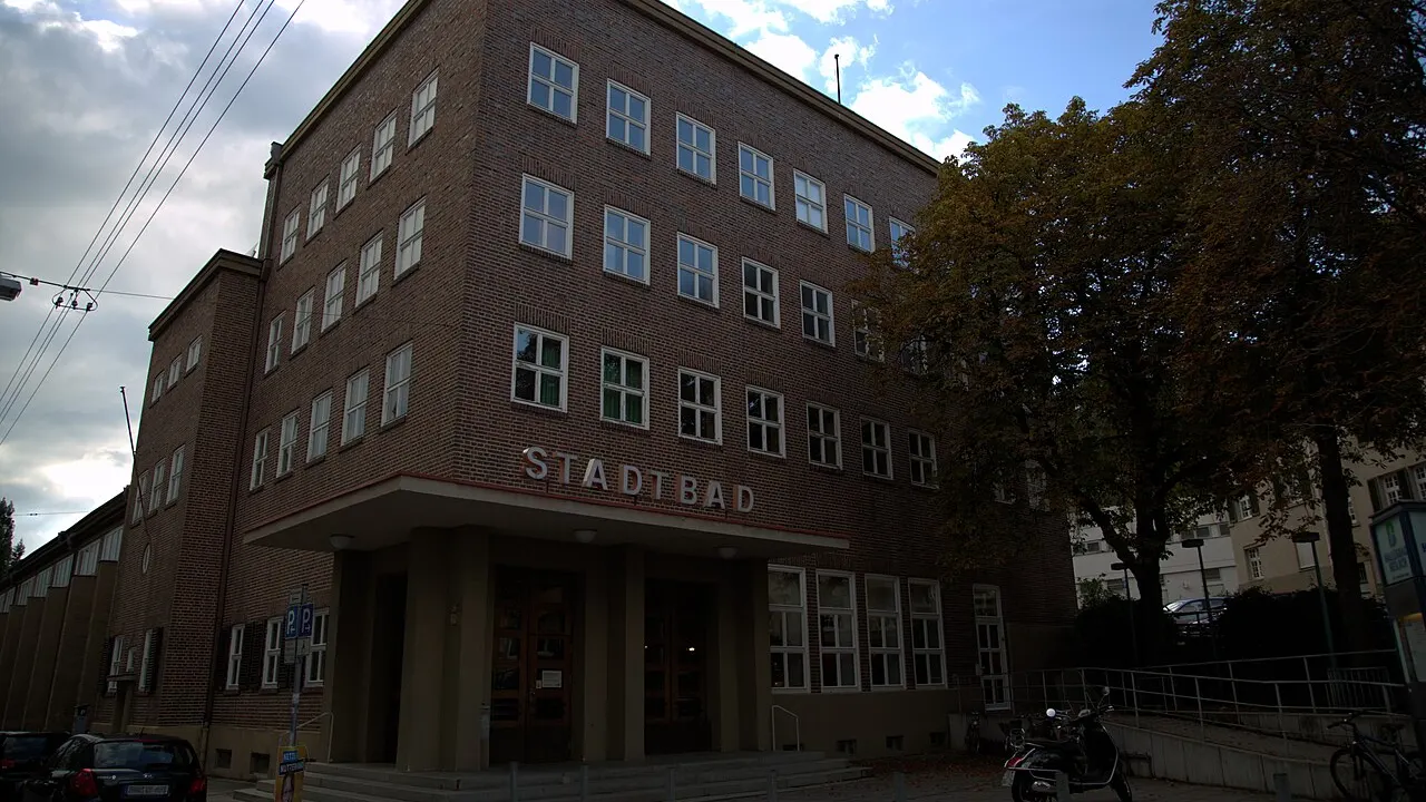 Backsteinbau des Stadtbads Heslach in Stuttgart mit dem Schriftzug Stadtbad über dem Eingang